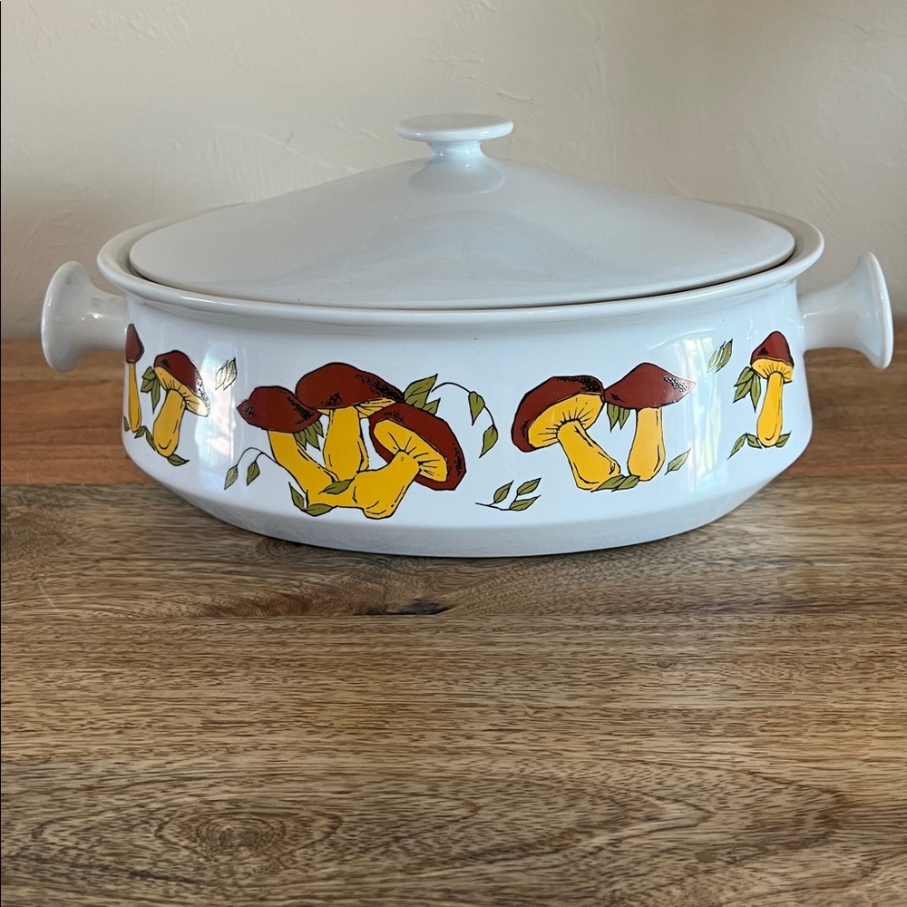 Vintage White Casserole Dish with Mushroom Design by Goodwood made in Japan - Picture 5 of 10